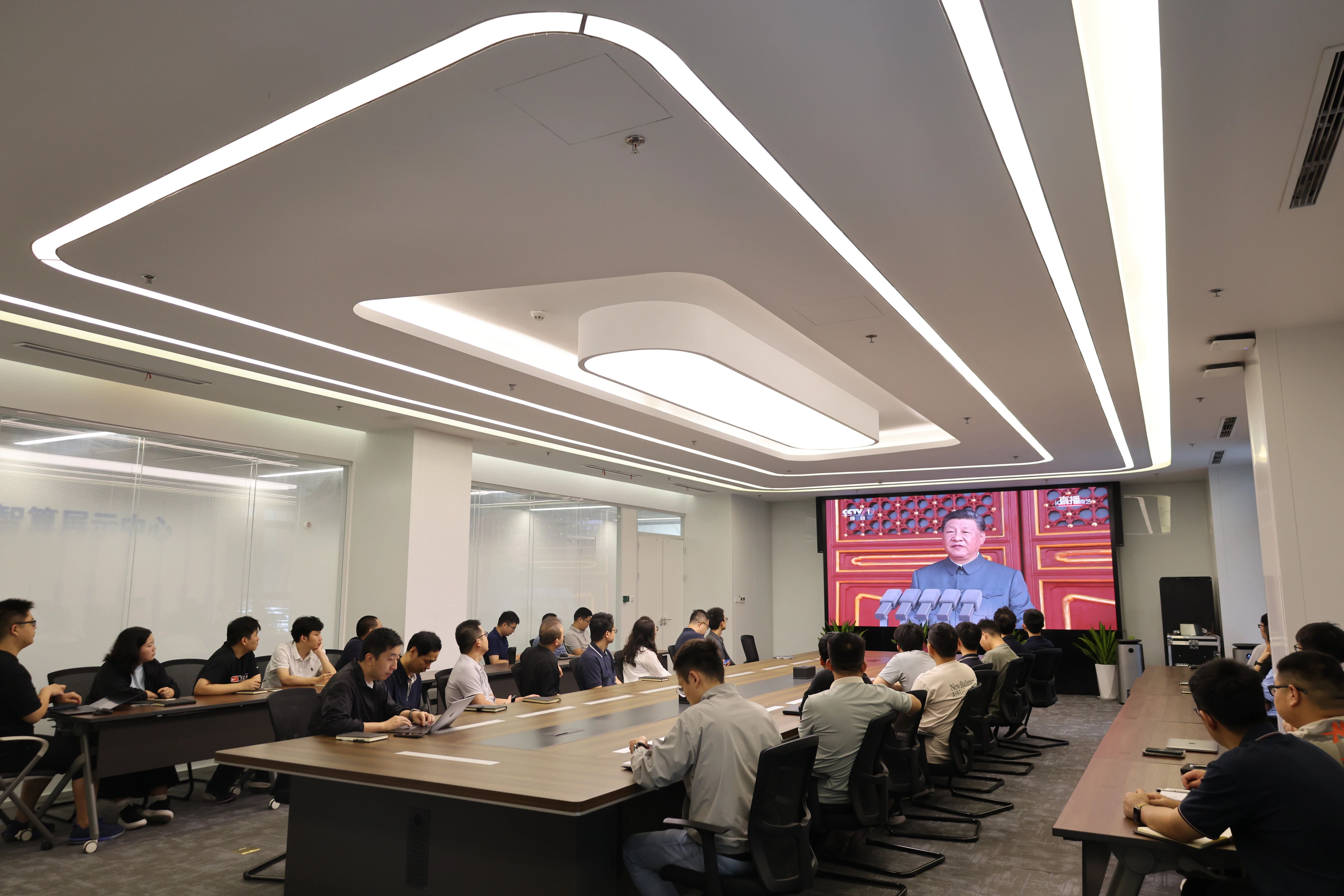 铭记历史 团结奋进|空港数字城市组织全体员工集中观看九三阅兵仪式